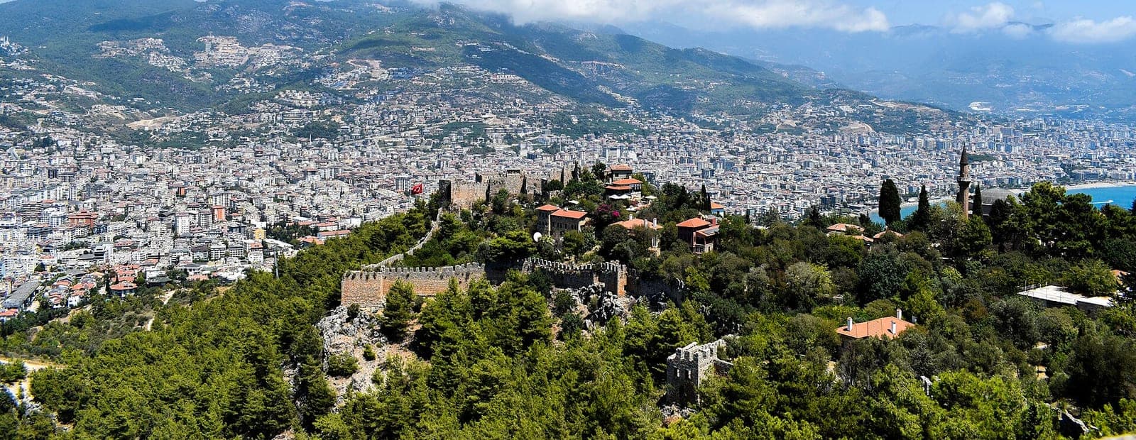 Alanya vom Burgberg aus: Die Stadt zieht sich vom Meer bis in die Ausläufer des Taurus.