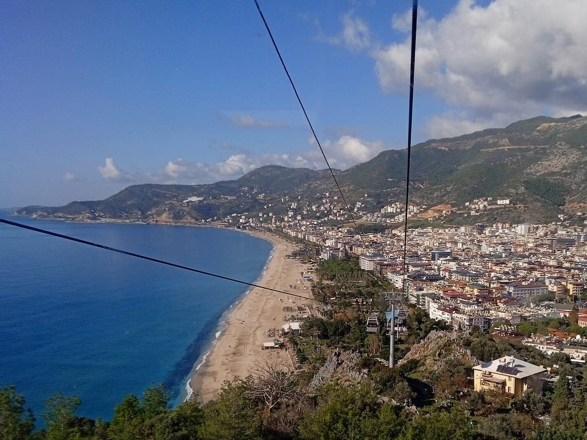 Dieselbe Seilbahn, dieselbe Bucht, aufgenommen im Dezember.