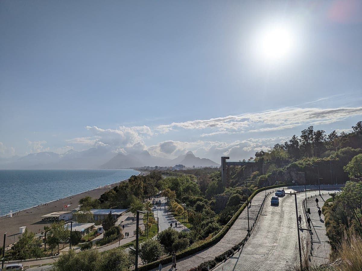 Die Klippenstraße über dem Konyaaltı-Strand am westlichen Stadtrand.