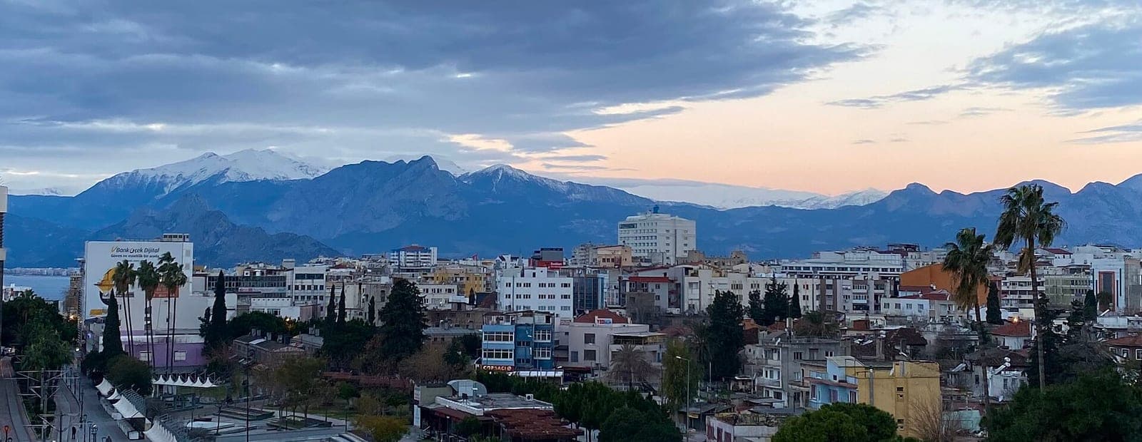 Antalya am 19. Februar: vorn die Wohnblocks der Stadt, dahinter Schnee auf dem Taurus.